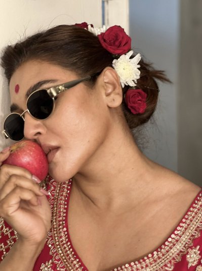 আপেল হাতে জয়ার বার্তা: আপেল হয়ো না