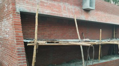 রায়েরবাজার বধ্যভূমি স্মৃতিসৌধের অভ্যন্তরে বিভিন্ন ধরনের সংস্কার কাজ চলছে (বাংলা ট্রিবিউন)