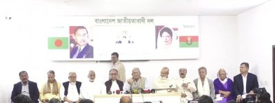 সাংবাদিকদের সঙ্গে কথা বলছেন বিএনপির মহাসচিব মির্জা ফখরুল ইসলাম আলমগীর