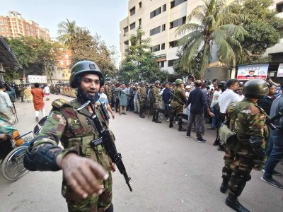 বিকালে ঢামেক এলাকায় নিরাপত্তা জোরদারের এ দৃশ্য দেখা যায় (ছবি: নাসিরুল ইসলাম)