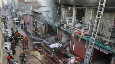 ধোঁয়ায় বাধাগ্রস্ত নিয়ন্ত্রণকাজ (ছবি: নাসিরুল ইসলাম)