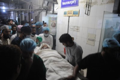 হাসপাতালে নেওয়া হচ্ছে হাদিকে। 