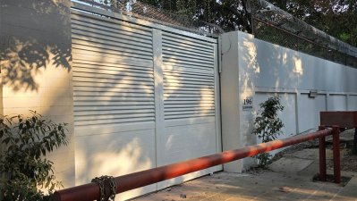 বাইরে রঙের কাজ শেষ, ভেতরে চলছে সংস্কার। দেশে ফিরে এ বাড়িতেই উঠবেন তারেক রহমান, ছবি: বাংলা ট্রিবিউন