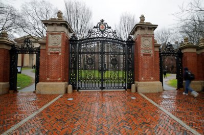 ব্রাউন বিশ্ববিদ্যালয়ে প্রবেশপথের একটি। ছবি: রয়টার্স। 