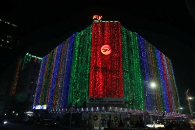 জাতীয় পতাকার রঙে সেজেছে রাজধানীর বিভিন্ন স্থাপনা (ছবি: নাসিরুল ইসলাম)