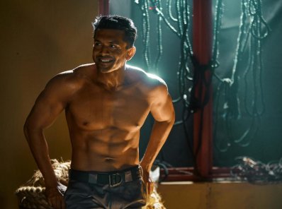 অনস্ক্রিন শুভর সিক্সপ্যাক