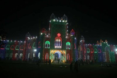 জাতীয় পতাকার রঙে সেজেছে রাজধানীর বিভিন্ন স্থাপনা (ছবি: নাসিরুল ইসলাম)