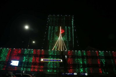 জাতীয় পতাকার রঙে সেজেছে রাজধানীর বিভিন্ন স্থাপনা (ছবি: নাসিরুল ইসলাম)