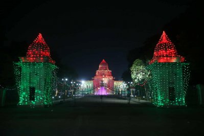 জাতীয় পতাকার রঙে সেজেছে রাজধানীর বিভিন্ন স্থাপনা (ছবি: নাসিরুল ইসলাম)