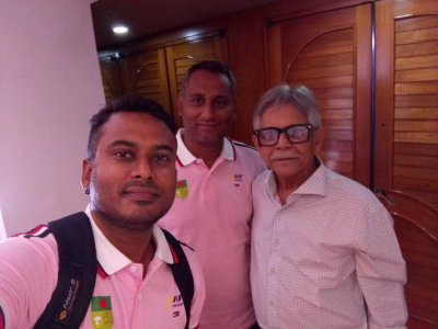 হকি আম্পায়ারদের মাঝে প্রতাপ।