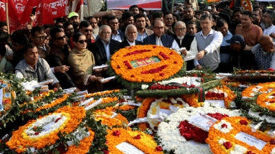 বিএনপির পক্ষ থেকে ফুল দিয়ে শুভেচ্ছা জানানো হচ্ছে (ছবি: নাসিরুল ইসলাম)