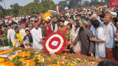স্মৃতিসৌধে এনসিপির পক্ষ থেকে ফুল দিয়ে শ্রদ্ধা জানানো হচ্ছে