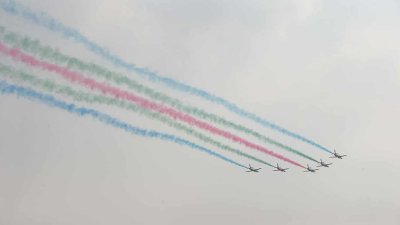 আকাশজুড়ে চোখধাঁধানো কসরত দেখাচ্ছে সামরিক উড়োজাহাজ ও হেলিকপ্টার (ছবি: নাসিরুল ইসলাম)