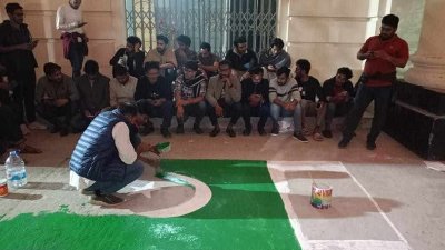 পাকিস্তানের পতাকা আঁকতে গেলে বিশ্ববিদ্যালয়ের প্রক্টর ও অন্য একদল শিক্ষার্থী বাধা দেন