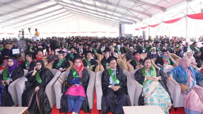 সকালে রাজশাহী বিশ্ববিদ্যালয় স্টেডিয়ামে আয়োজিত বিশ্ববিদ্যালয়ের দ্বাদশ সমাবর্তন অনুষ্ঠিত হয়