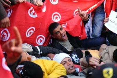 ভুল বসন্ত: তিউনিসিয়ায় বিপ্লবের স্বপ্ন কি শেষ?