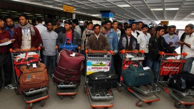 বিমানবন্দরে বিদেশ থেকে আসা কর্মীরা (ফাইল ফটো)