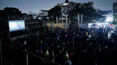 প্রজেক্টরের সামনে মাঠজুড়ে দর্শক