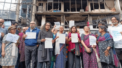 হামলার পরদিন ছায়ানটের সামনে প্রতিবাদ