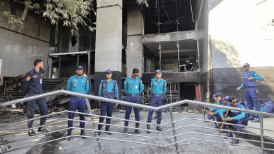 পুলিশ ঘিরে রেখেছে ডেইলি স্টার অফিস (ছবি: নাসিরুল ইসলাম)