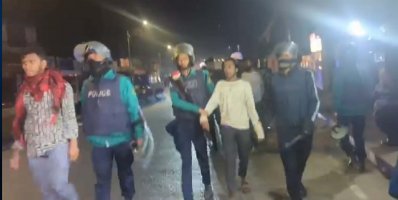 বিক্ষোভকারীদের ১২ জনকে আটক করে পুলিশ