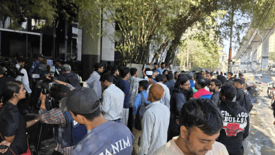 ডেইলি স্টারের সামনে উৎসুক জনতা (ছবি: নাসিরুল ইসলাম)