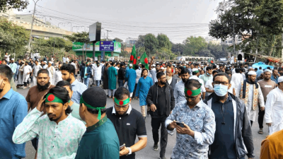 হাদির জানাজায় অংশ নিতে আসা মানুষেরা