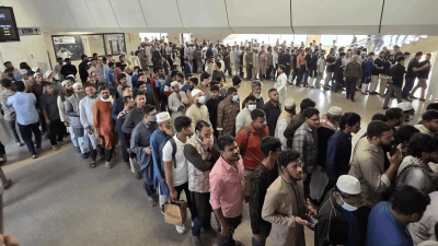 হাদির জানাজা উপলক্ষে মেট্রোরেলের ফার্মগেট স্টেশন অনেক মানুষের সমাগম দেখা যায় (ছবি: নাসিরুল ইসলাম)