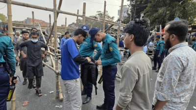 নিরাপত্তার স্বার্থে জানাজায় অংশ নিতে আসা মানুষদের তল্লাশি করা হচ্ছে (ছবি: নাসিরুল ইসলাম)