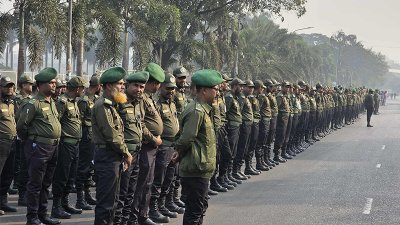 সতর্ক অবস্থানে আইনশৃঙ্খলা বাহিনী (ছবি: নাসিরুল ইসলাম) 