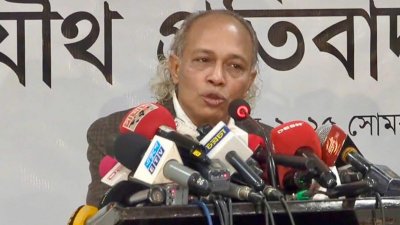 কথা বলছেন নুরুল কবির 