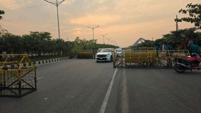 ইতোমধ্যেই সংবর্ধনাস্থলের আশেপাশে চেক পোস্ট বসিয়েছে আইনশৃঙ্খলা বাহিনী