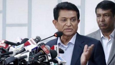 কথা বলছেন নোয়াব সভাপতি এ কে আজাদ 