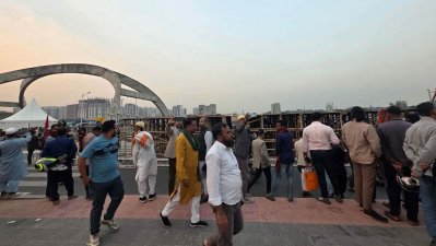 ভিড় করছেন উৎসুক সাধারণ পথচারীরাও