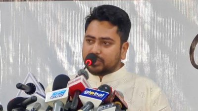 কথা বলছেন নাহিদ ইসলাম