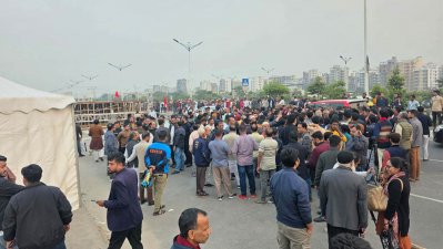 মঞ্চ তৈরিকে ঘিরে নেতাকর্মীদের ভিড়