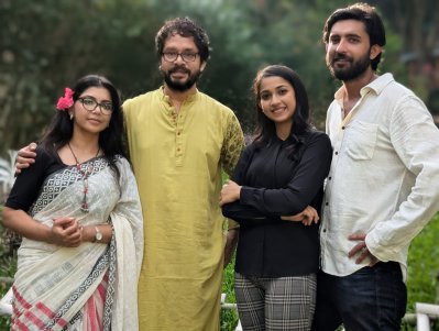 শুটিংয়ে েশিল্পীদের সঙ্গে পাভেল ইসলাম (হলুদ পাঞ্জাবি)