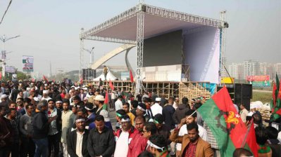 প্রস্তুত সংবর্ধনা মঞ্চ, দেশে ফিরে এখানেই বক্তব্য রাখবেন তারেক রহমান, ছবি: নাসিরুল ইসলাম