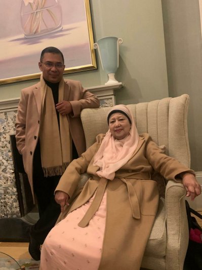 লন্ডনে মায়ের সঙ্গে তারেক রহমান