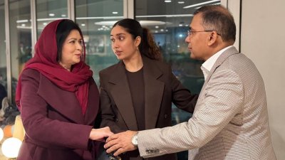 লন্ডনের হিথ্রো বিমানবন্দরে পরিবারের সদস্যদের সঙ্গে তারেক রহমান