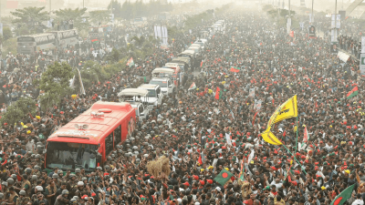 কঠোর নিরাপত্তার মধ্যো দিয়ে তারেক রহমানকে মঞ্চের দিকে নিয়ে যাচ্ছে আইনশৃঙ্খলা বাহিনী