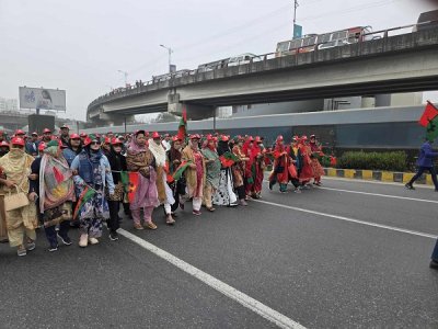ছবিতে ৩০০ ফিটমুখী জনস্রোত