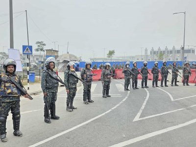 ছবিতে ৩০০ ফিটমুখী জনস্রোত