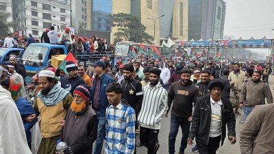 পায়ে হেঁটে তারেক রহমানকে দেখতে আসছেন নেতাকর্মীরা (ছবি:  নাসিরুল ইসলাম)