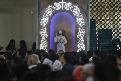 গির্জায়  খ্রিষ্টান ধর্মানুসারীরা