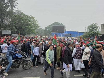 ছবিতে ৩০০ ফিটমুখী জনস্রোত