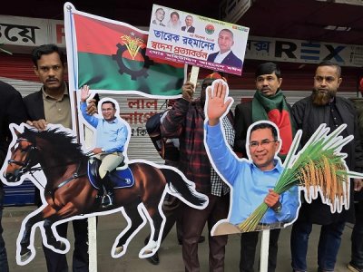 ছবিতে ৩০০ ফিটমুখী জনস্রোত