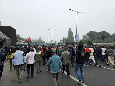 ছবিতে ৩০০ ফিটমুখী জনস্রোত