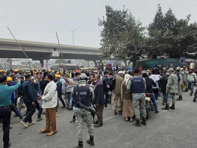 ছবিতে ৩০০ ফিটমুখী জনস্রোত