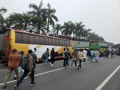 ছবিতে ৩০০ ফিটমুখী জনস্রোত
